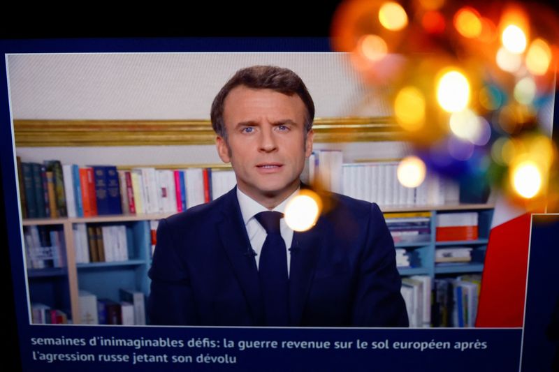 &copy; Reuters. الرئيس الفرنسي إيمانويل ماكرون على إحدى الشاشات أثناء إلقائه كلمة بمناسبة ليلة رأس السنة الجديدة من قصر الإليزيه في باريس يوم السبت. تصوير: 