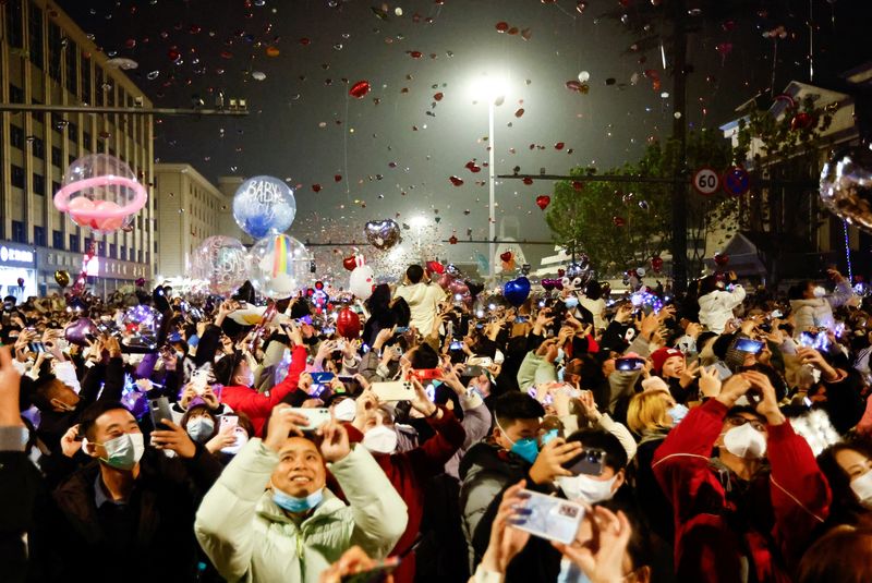 © Reuters. People release balloons as they gather to celebrate New Year's Eve, amid the coronavirus disease (COVID-19) outbreak, in Wuhan, Hubei province, China January 1, 2023. REUTERS/Tingshu Wang