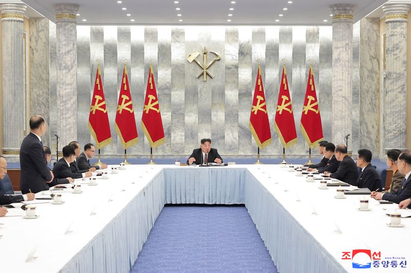© Reuters. North Korean leader leader Kim Jong Un attends the 12th Meeting of the Political Bureau of the 8th Central Committee of the Workers' Party of Korea (WPK), in Pyongyang, North Korea, in this photo released on December 31, 2022 by North Korea's Korean Central News Agency (KCNA).   KCNA via REUTERS