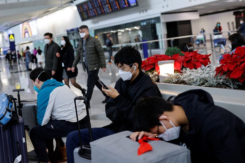 &copy; Reuters. مسافرون ينتظرون في مطار هونج كونج الدولي عقب رفع قيود الحركة المتعلقة بمكافحة فيروس كوفيد-19 في المدينة يوم 14 ديسمبر كانون الأول 2022. تصوير: تا