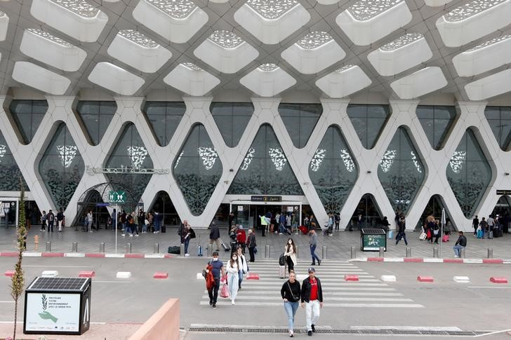 &copy; Reuters. Des touristes à l'aéroport de Marrakech, au Maroc. /Photo prise le 15 mars 2020/REUTERS/Youssef Boudlal