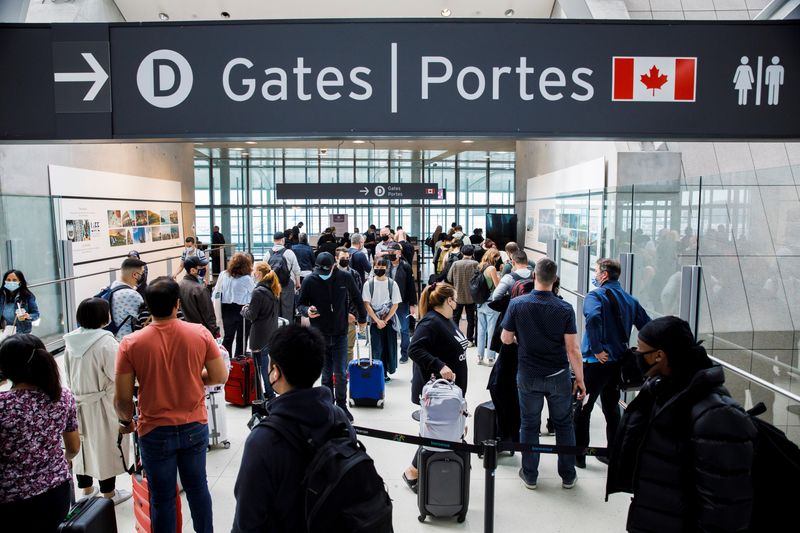 &copy; Reuters. Des voyageurs dans la salle des départs de l'aéroport international Pearson de Toronto à Mississauga, Ontario, Canada. /Photo prise le 20 mai 2022/REUTERS/Cole Burston
