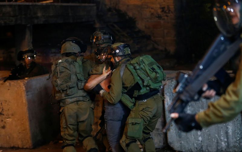 &copy; Reuters. قوات إسرائيلية تعتقل رجلا خلال احتجاج في الضفة الغربية المحتلة في صورة من أرشيف رويترز.