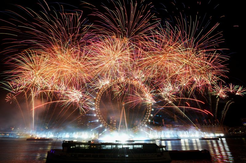 © Reuters. Fireworks explode over the London Eye ferris wheel as Britons across the country welcome the New Year, in London, Britain, January 1, 2023.  REUTERS/Maja Smiejkowska