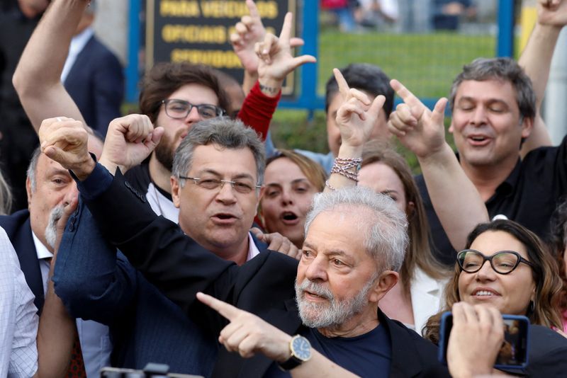 © Reuters. Former Brazilian President Luiz Inacio Lula da Silva gesture as he is released from prison, in Curitiba, Brazil November 8, 2019. REUTERS/Rodolfo Buhrer