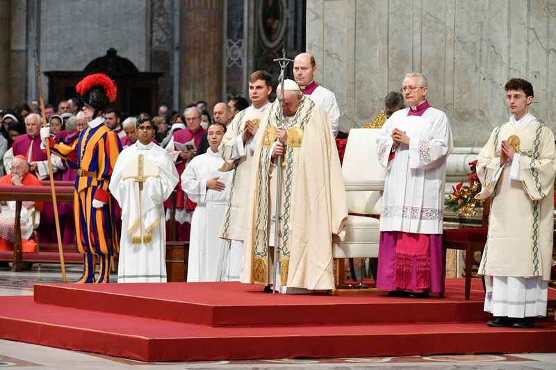 &copy; Reuters. البابا فرنسيس بابا الفاتيكان يترأس قداسا بمناسبة اليوم العالمي للسلام في كاتدرائية القديس بطرس بالفاتيكان يوم الأحد. صورة حصلت عليها رويتر