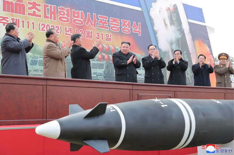 &copy; Reuters. الزعيم الكوري الشمالي كيم جونج أون خلال احتفال بعرض قاذفات الصواريخ المتعددة الضخمة الجديدة قبل اجتماع لحزب العمال الكوري الحاكم في بيونج 