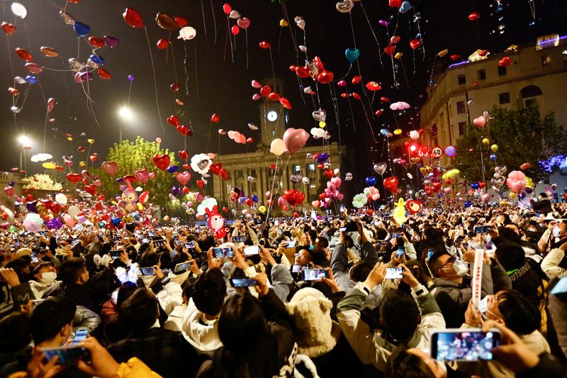 &copy; Reuters. Las personas sueltan globos mientras se reúnen para celebrar Año Nuevo, en medio del brote de la enfermedad por coronavirus (COVID-19), en Wuhan, provincia de Hubei, China, el 1 de enero de 2023. REUTERS/Tingshu Wang
