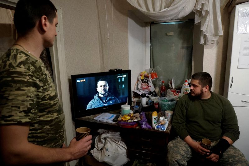 © Reuters. Ukrainian soldiers watch Ukraine's President Volodymyr Zelenskiy’s New Years Eve address to the nation, in a military rest house, as Russia's attack on Ukraine continues, in region of Donetsk, Ukraine, December 31, 2022. REUTERS/Clodagh Kilcoyne     TPX IMAGES OF THE DAY