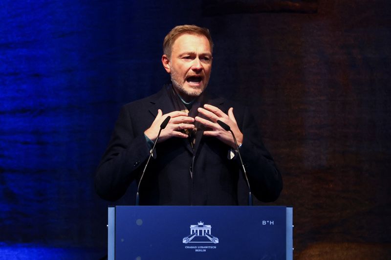 &copy; Reuters. FOTO DE ARCHIVO. El ministro de Finanzas alemán, Christian Lindner, habla en la Puerta de Brandenburgo, durante una ceremonia por la festividad judía de Janucá, en Berlín, Alemania, el 18 de diciembre de 2022. REUTERS/Christian Mang