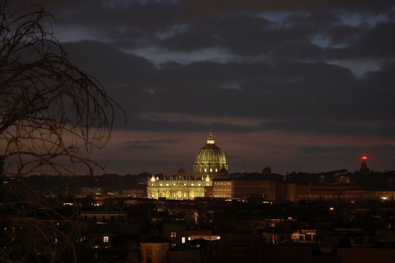&copy; Reuters. La Basílica de San Pedro se ve desde Pincio Terrace el día después de la muerte del expapa Benedicto, en Roma, Italia, el 1 de enero de 2023. REUTERS/Ciro De Luca