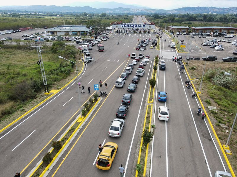 © Reuters. Cars drive on the Coronel Atanasio Girardot binational bridge after the ceremony to reopen the normalization of diplomatic and economic relations between the governments of Nicolas Maduro, president of Venezuela, and Gustavo Petro, president of Colombia, in Ureña, Venezuela January 1, 2023. REUTERS/Juan Pablo Bayona