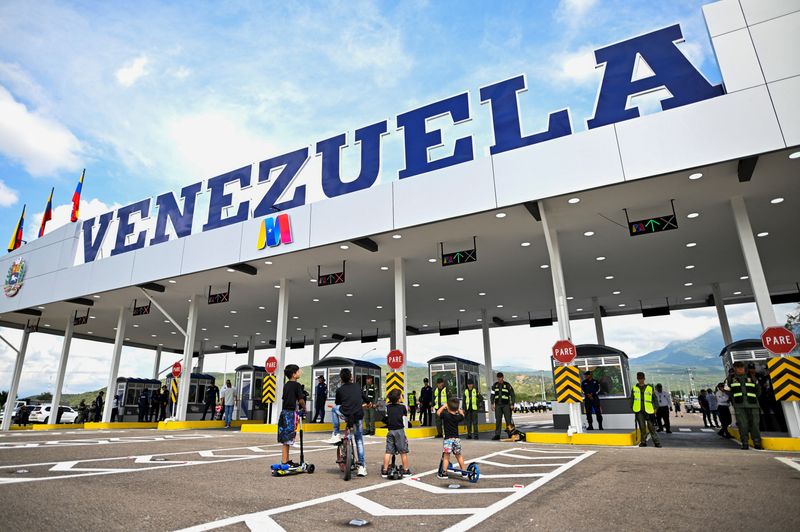 After years, private vehicles start crossing Colombia-Venezuela border again