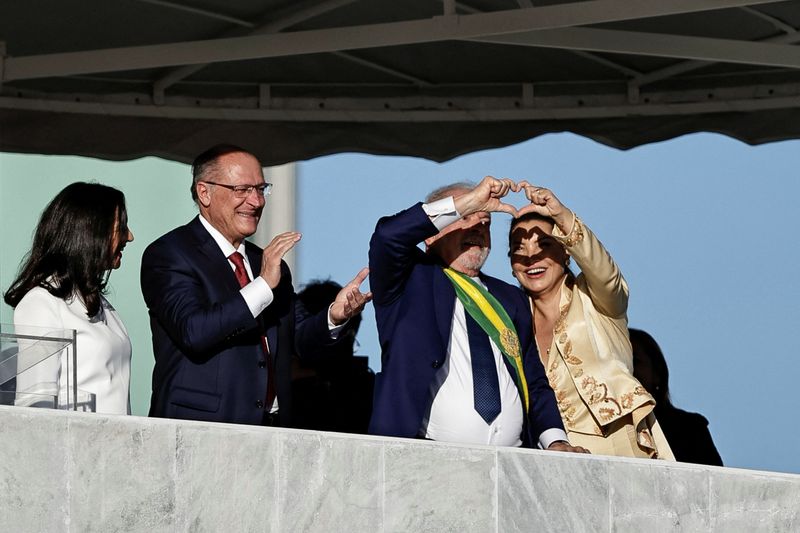 &copy; Reuters. Presidente Luiz Inácio Lula da Silva e sua esposa Rosangela da Silva fazem um coração com as mãos ao lado do vice-presidente, Geraldo Alckmin, e sua esposa Maria Lucia Alckmin no parlatório do Palácio do Planalto, em Brasília
01/01/2023
REUTERS/Ues