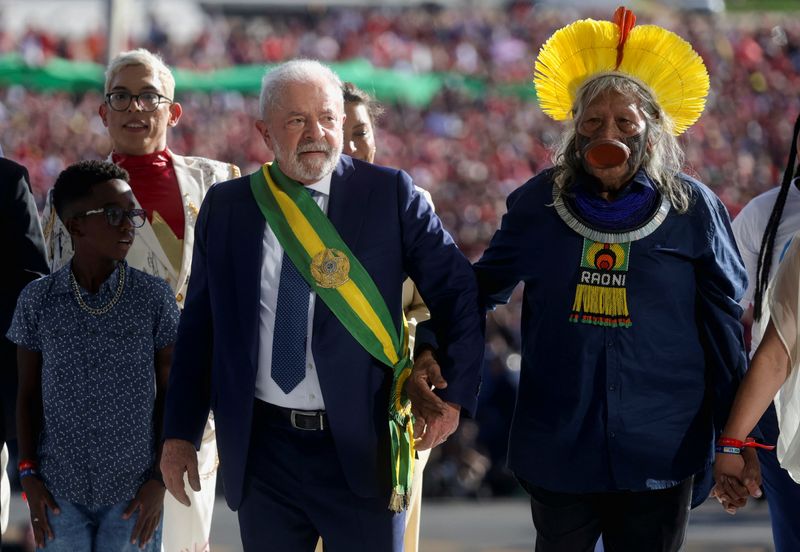 &copy; Reuters. Lula e Raoni e integrantes do grupo diverso que subiu a rampa com o petista
01/01/2023
Ricardo Moraes/Reuters