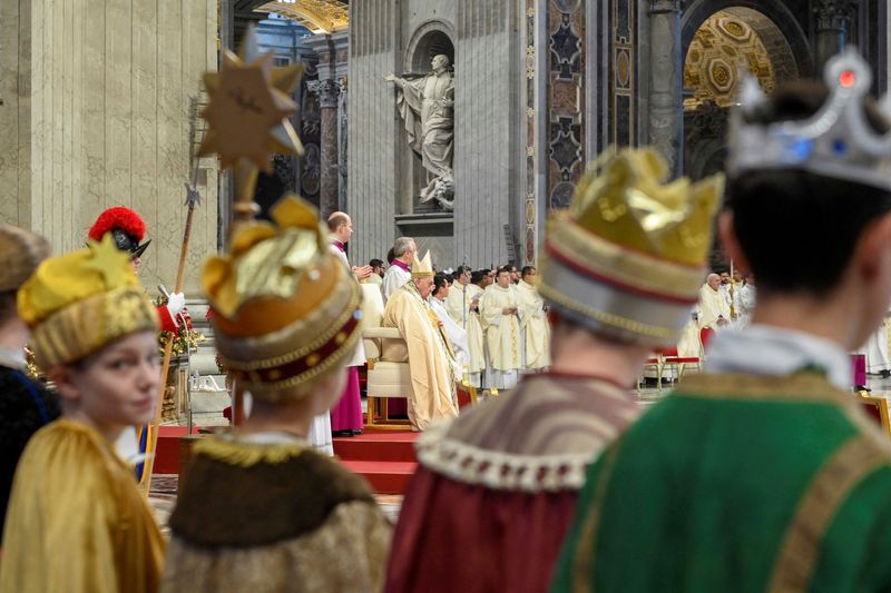 © Reuters. Pope Francis leads the Mass to mark the World Day of Peace in St. Peter's Basilica at the Vatican, January 1, 2023. Vatican Media/­Handout via REUTERS