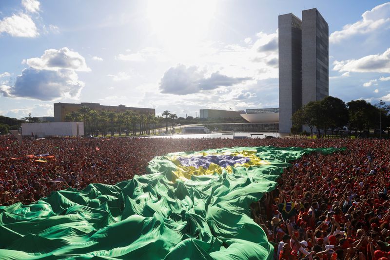 &copy; Reuters. Apoiadores de Lula em frente ao Palácio do Planalto
01/01/2023
REUTERS/Adriano Machado