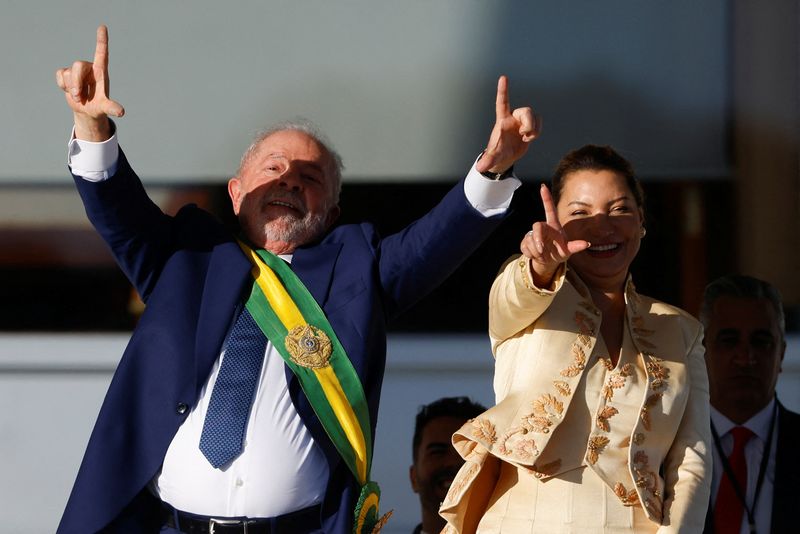 © Reuters. Brazil's President Luiz Inacio Lula da Silva and his wife Rosangela 