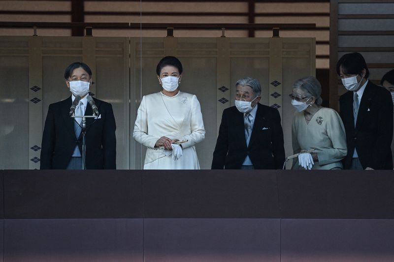 &copy; Reuters. Japan's Emperor Naruhito, Empress Masako, former Japanese emperor Akihito and former empress Michiko appear before well-wishers during the traditional New Year's greeting ceremony by Japan's royal family at the Imperial Palace in Tokyo on January 2, 2023.