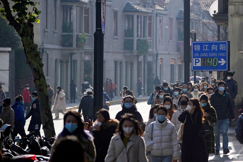 © Reuters. أشخاص يضعون كمامات ويسيرون في شوارع مدينة شنغهاي الصينية في 13 ديسمبر كانون الأول 2022 سط تفشي فيروس كورونا. تصوير : آلي سونغ- رويترز . 