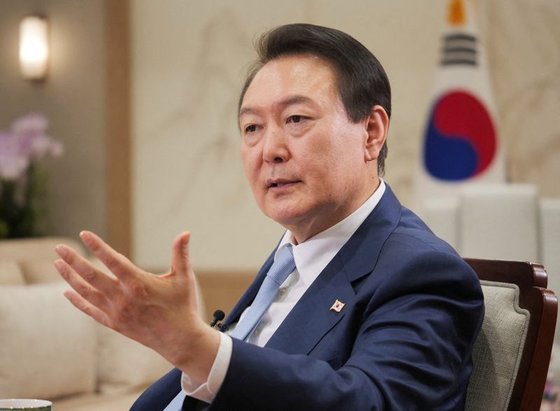 &copy; Reuters. 韓国の尹錫悦大統領は朝鮮日報とのインタビューで、米国の核を使用した共同計画と演習を行う可能性について米側と議論していることを明らかにした。写真はロイターのインタビューに答