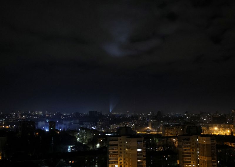 &copy; Reuters. Proiettori di ricerca illuminano il cielo di Kiev durante un attacco di droni russi. REUTERS/Gleb Garanich