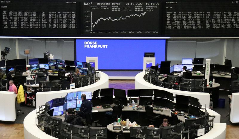 &copy; Reuters. Photo des traders travaillant à leurs bureaux à la bourse de Francfort. /Photo prise le 21 décembre 2022 à Francfort, Allemagne/REUTERS/Staff