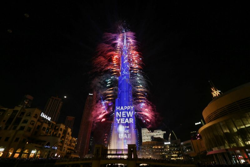 © Reuters. Fireworks explode from the Burj Khalifa, the tallest building in the world, during the New Year's Eve celebrations in Dubai, United Arab Emirates, January 1, 2023. REUTERS/Satish Kumar