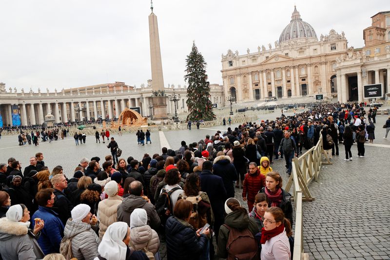 &copy; Reuters. Fieles hacen cola para entrar en la Basílica de San Pedro para rendir homenaje al papa emérito Benedicto XVI en la Ciudad del Vaticano. 2 de enero de 2023. REUTERS/Ciro de Luca