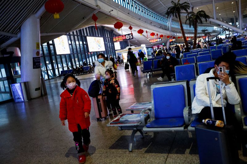 &copy; Reuters. Photo d'un enfant qui marche dans une gare à Wuhan. /Photo prise le 1 janvier 2023 à Wuhan, Chine/REUTERS/Tingshu Wang