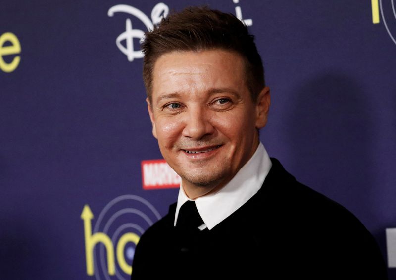 © Reuters. FILE PHOTO: Actor Jeremy Renner poses for a picture during the premiere of the television series Hawkeye at El Capitan theatre in Los Angeles, California, U.S. November, 17, 2021. REUTERS/Mario Anzuoni/File Photo