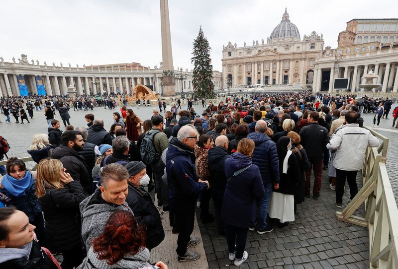 &copy; Reuters. Fedeli rendono omaggio a Papa Benedetto XVI in Piazza San Pietro a Città del Vaticano. REUTERS/Ciro De Luca