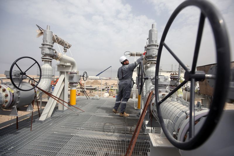 &copy; Reuters. عامل في حقل مجنون النفطي بالقرب من البصرة في العراق في صورة من أرشيف رويترز.