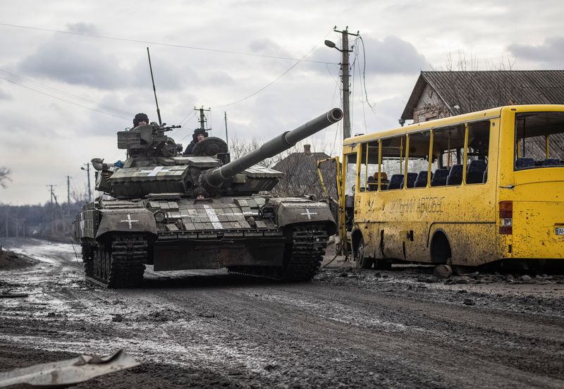 © Reuters. Ukrainian servicemen ride a tank, as Russia's attack on Ukraine continues, in the village of Torske, Donetsk region, Ukraine December 30, 2022.  REUTERS/Yevhen Titov