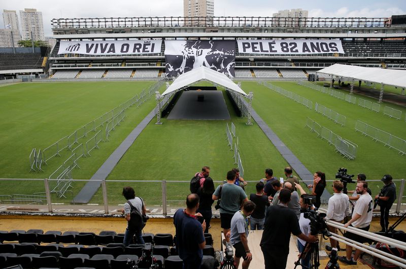 &copy; Reuters. Vista del estadio Vila Belmiro, donde se celebrará el velatorio del fallecido astro del fútbol brasileño Pelé, en Santos, estado de Sao Paulo, Brasil. 31 de diciembre, 2022. REUTERS/Diego Vara