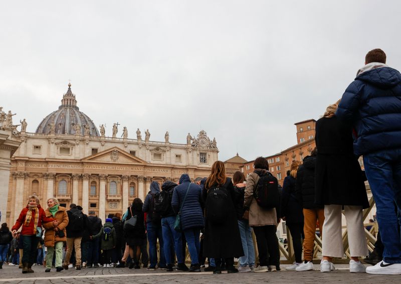 &copy; Reuters. Photo des gens dans la file d'attente pour entrer dans la basilique Saint-Pierre et rendre hommage à l'ancien pape Benoît XVI. /Photo prise le 2 janvier 2023 à Vatican/REUTERS/Ciro De Luca