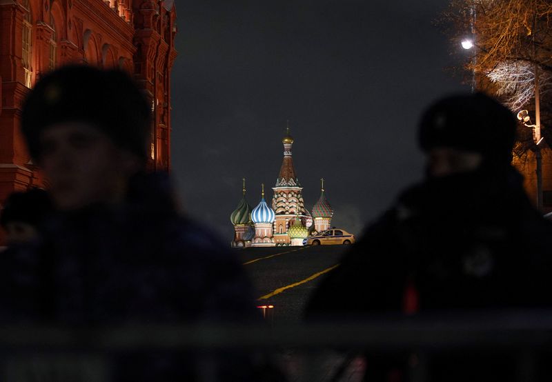 &copy; Reuters. Des agents de la force publique russe montent la guarde sur la Place Rouge de Moscou, en Russie, fermée à l'occasion des célébrations du Nouvel An. /Photo prise le 31 décembre 2022/REUTERS/Tatyana Makeyeva