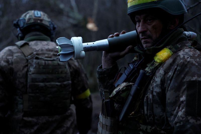 © Reuters. FILE PHOTO: Ukrainian military prepare to fire a mortar round, as Russia's attack on Ukraine continues, in region of Donetsk, Ukraine, December 31, 2022. REUTERS/Clodagh Kilcoyne
