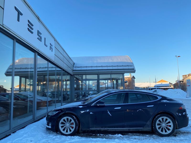 © Reuters. FILE PHOTO: A general view of a Tesla store in Porsgrunn, Norway, December 24, 2021. Picture taken December 24, 2021. REUTERS/Victoria Klesty