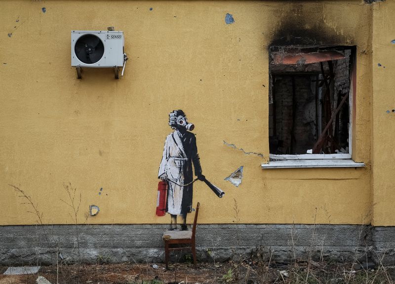 &copy; Reuters. Foto de archivo de una obra de Banksy en la localidad ucraniana de Hostomel
Nov 13, 2022.  REUTERS/Gleb Garanich