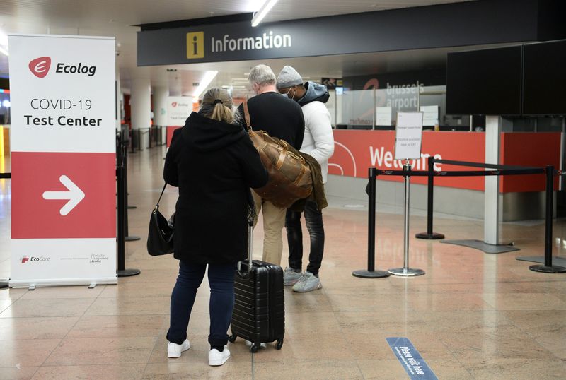 &copy; Reuters. ARCHIVO. Pasajeros hacen fila para someterse a pruebas de COVID en el aeropuerto de Bruselas. Enero 2, 2021. REUTERS/Johanna Geron