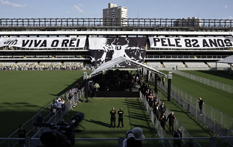 &copy; Reuters. Velório de Pelé no centro do gramado da Vila Belmiro
02/01/2023
REUTERS/Ueslei Marcelino