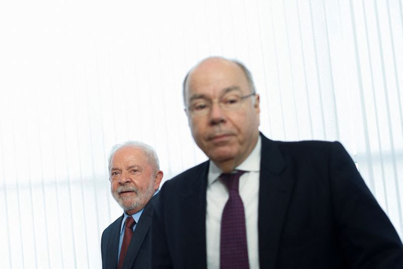 &copy; Reuters. Chanceler Mauro Vieira ao lado do presidente Lula no Palácio do Itamaraty, em Brasília
02/01/2023
REUTERS/Adriano Machado