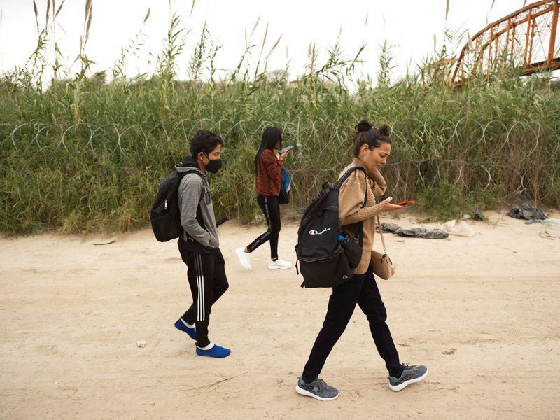 &copy; Reuters. FILE PHOTO: A group of Migrants from Cuba walk towards Border Patrol officers after wading across the Rio Grande as U.S. border cities brace for an influx of asylum seekers when COVID-era Title 42 migration restrictions are set to end, in Eagle Pass, Texa