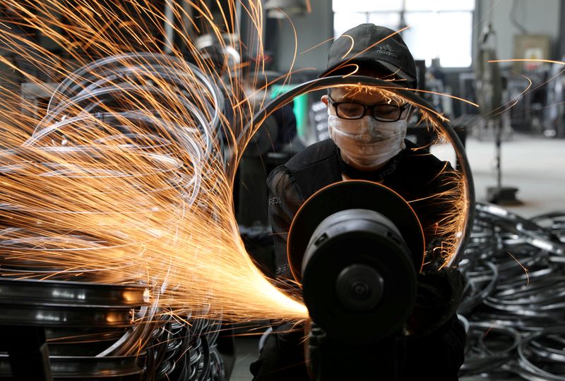 © Reuters. FILE PHOTO: A worker polishes a bicycle steel rim at a factory manufacturing sports equipment in Hangzhou, Zhejiang province, China September 2, 2019. Picture taken September 2, 2019. China Daily via REUTERS 