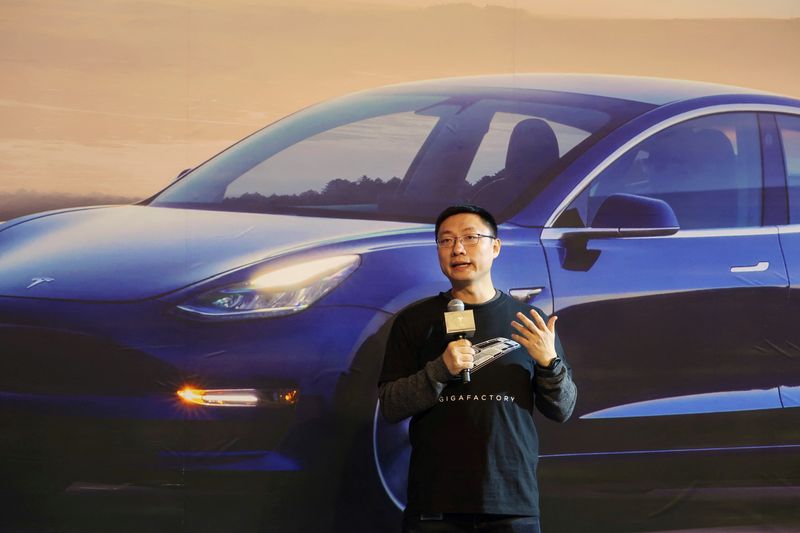 © Reuters. FILE PHOTO: Tesla's China chief Tom Zhu speaks at a delivery ceremony for China-made Tesla Model 3 vehicles in the Shanghai Gigafactory of the U.S. electric car maker in Shanghai, China December 30, 2019.  REUTERS/Yilei Sun/File Photo