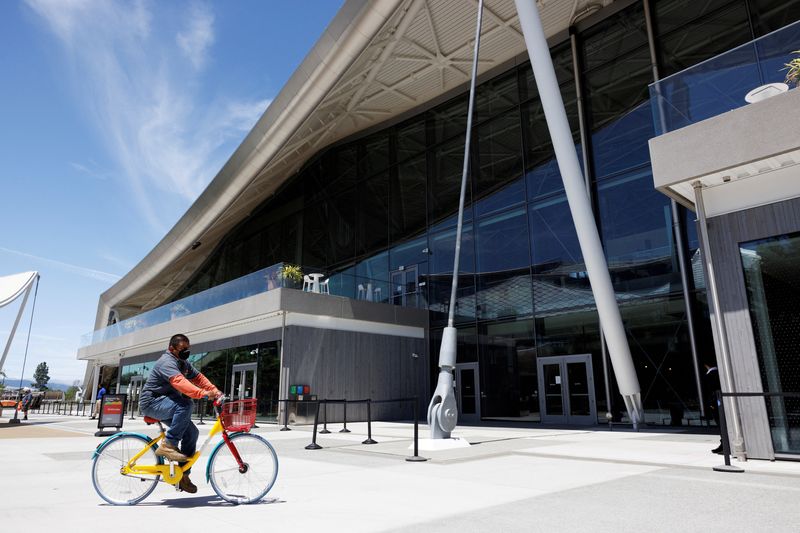 &copy; Reuters. FILE PHOTO: A Google employee rides a shared Google bike past building BV100, during a tour of Google's new Bay View Campus in Mountain View, California, U.S. May 16, 2022. Picture taken May 16, 2022.   REUTERS/Peter DaSilva
