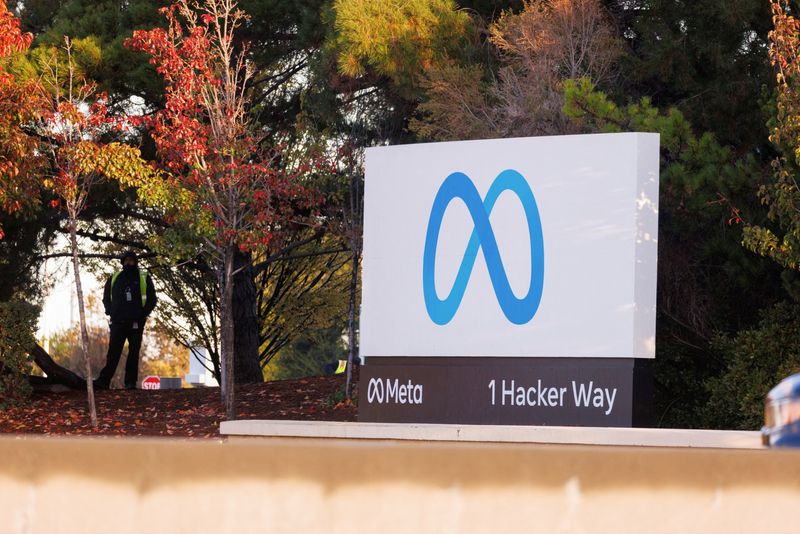 © Reuters. FILE PHOTO: A  security guard stands watch by the Meta sign outside the headquarters of Facebook parent company Meta Platforms Inc in Mountain View, California, U.S. November 9, 2022.  REUTERS/Peter DaSilva