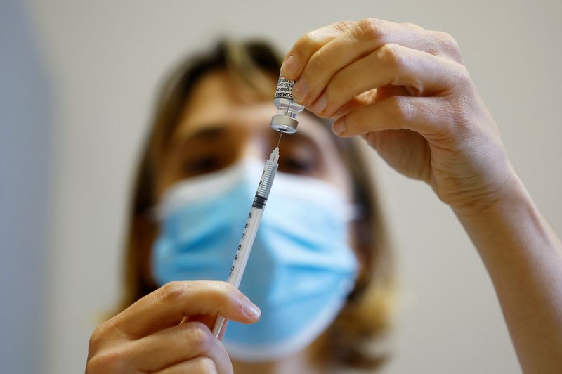 &copy; Reuters. FOTO DE ARCHIVO. Imagen referencial de una sanitaria preparando una dosis de la vacuna "Cominarty" Pfizer-Bivalente contra la enfermedad por coronavirus (COVID-19) en un centro de vacunación en Niza, Francia. 7 de diciembre de 2022. REUTERS/Eric Gaillard