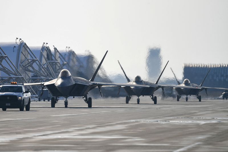 &copy; Reuters. FOTO DE ARCHIVO: Aviones de combate F-22 de la Fuerza Aérea de Estados Unidos participan en un simulacro conjunto con la Fuerza Aérea de Corea del Sur en la base aérea de Kunsan, en Gunsan, Corea del Sur, 20 de diciembre de 2022. REUTERS/Ministerio de 